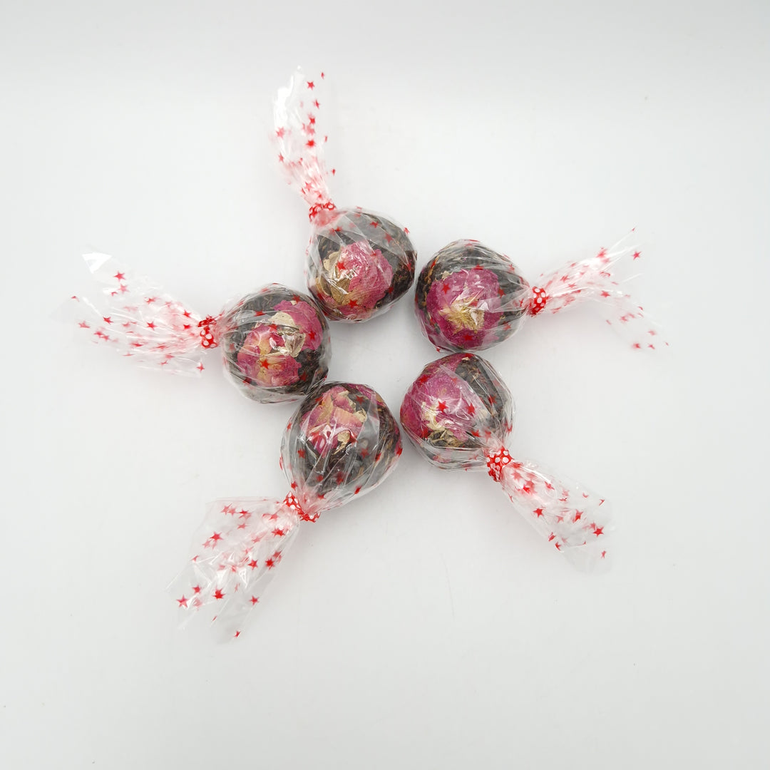 Loskomende Zwarte Theebol met Rozen