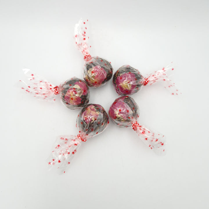 Loskomende Zwarte Theebol met Rozen