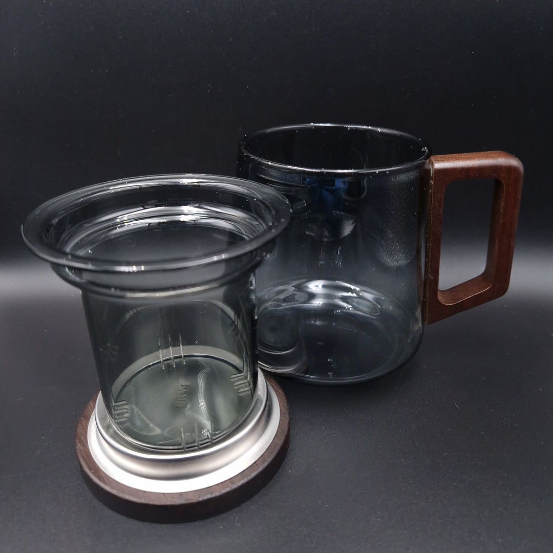 Glass tea mug with wooden handle and infuser – 400 ml